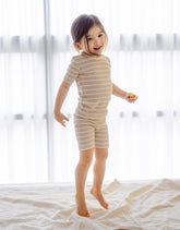 AVAUMA Jamjam Short Sleeve Set Beige/Ivory Stripe Pattern These soft, durable, and comfy pajamas are loved by parents and kids alike for all-day lounging. Made from high-quality fabric, they maintain their shape even after multiple washes. The perfect fit ensures comfort, and the added stripe pattern adds a stylish touch.